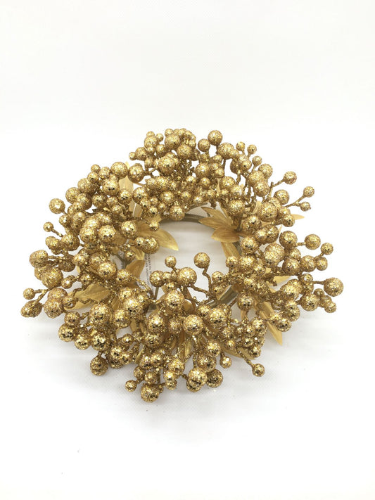 Corona per candele (senza candela) decorata con rametti di bacche glitterate oro. Diametro cm 20. In negozio e online su tuttochic.it