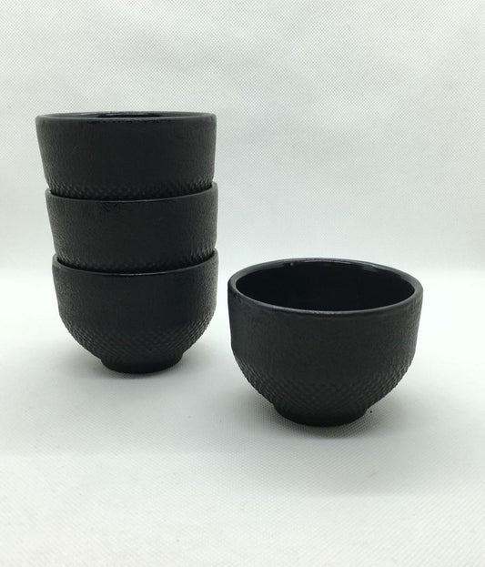 Tazza da tè in ghisa nera. Dimensioni: cm 8 x 5,5 h. Peso : 330 gr. In negozio e online su tuttochic.it