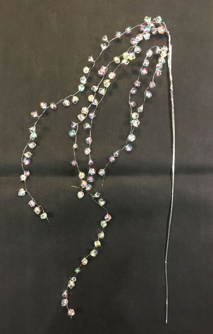 Ramo con bacche multicolor. Inserito in una composizione di fiori, il filante dà volume e un aspetto più raffinato. Possono essere inseriti anche nell'albero di Natale. In negozio e online su tuttochic.it