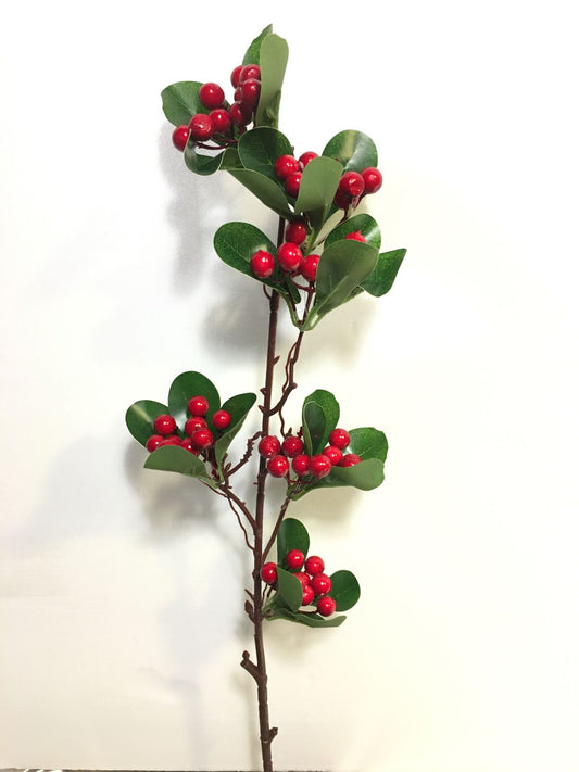 Ramo decorativo di Pernettya rossa artificiale. Inserito in una composizione di fiori, questo ramo dà volume e un aspetto più raffinato. In negozio e online su tuttochic.it