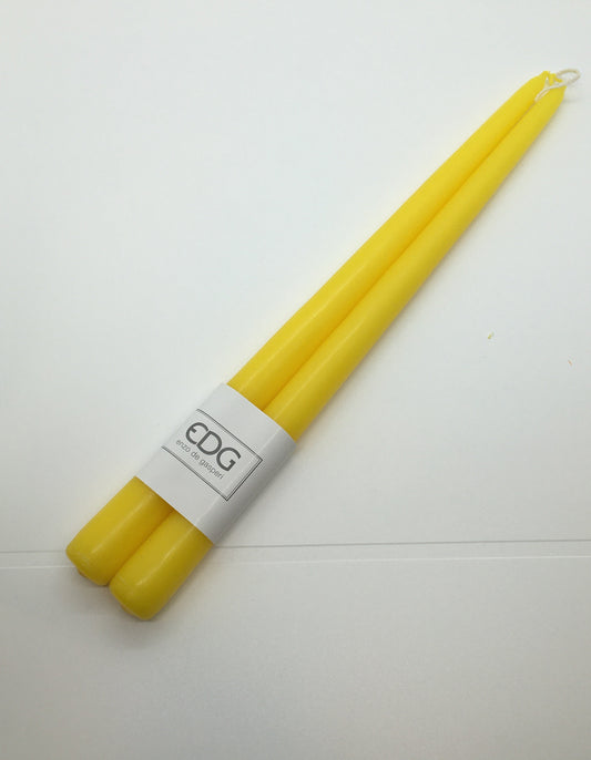 Set di 2 candele lunga liscia di colore giallo. Dimensioni: mm 300 x 22 ø Attenzione: uso decorativo non è un giocattolo, tenere lontano dai bambini. In negozio e online su tuttochic.it
