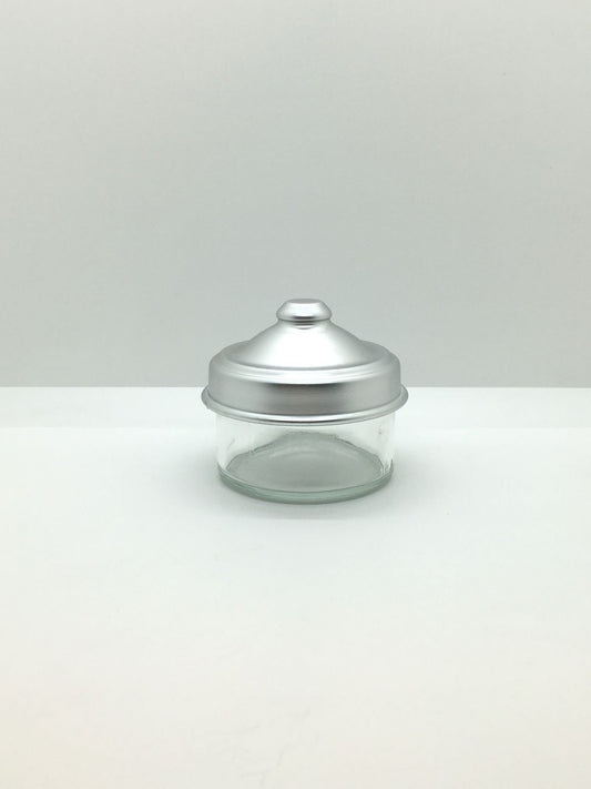 Barattolo in vetro con coperchio in alluminio. Made in Italy Dimensioni: ø 9 x h 8 cm. In negozio e online su tuttochic.it 