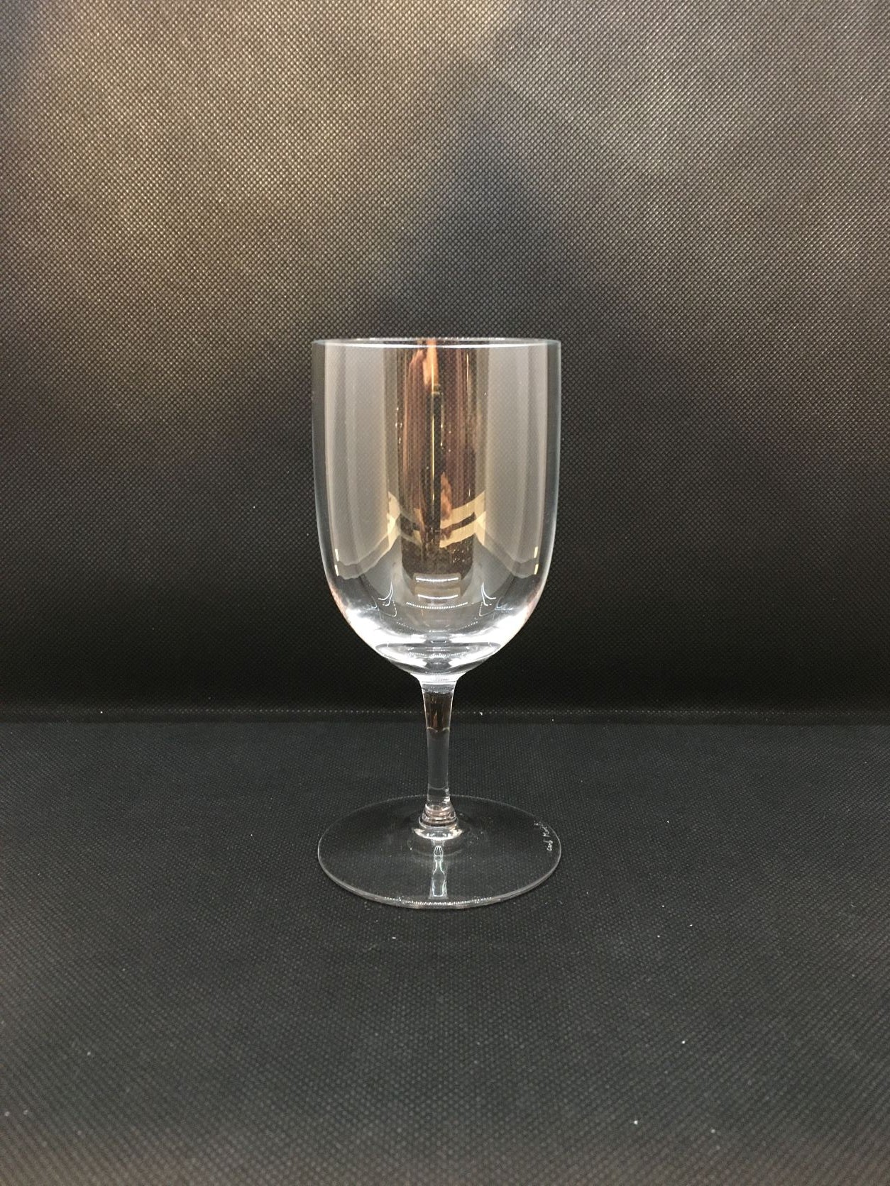 Confezione 6 calici da vino in vetro soffiato a bocca con tecnica muranese di Carlo Moretti. Dimensioni: ø 65 mm x h 135 mm. In negozio e online su tuttochic.it