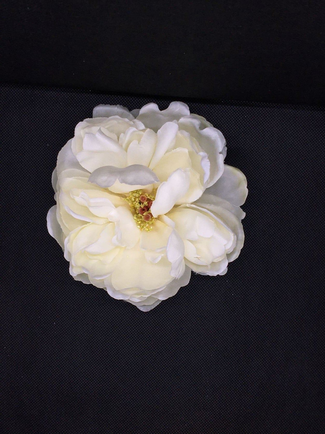 Fiore artificiale di Peonia di colore bianco. Petali in tessuto, corolla e base galleggiante in plastica. Dimensioni: ø cm 13 x h 6. In negozio e online su tuttochic.it