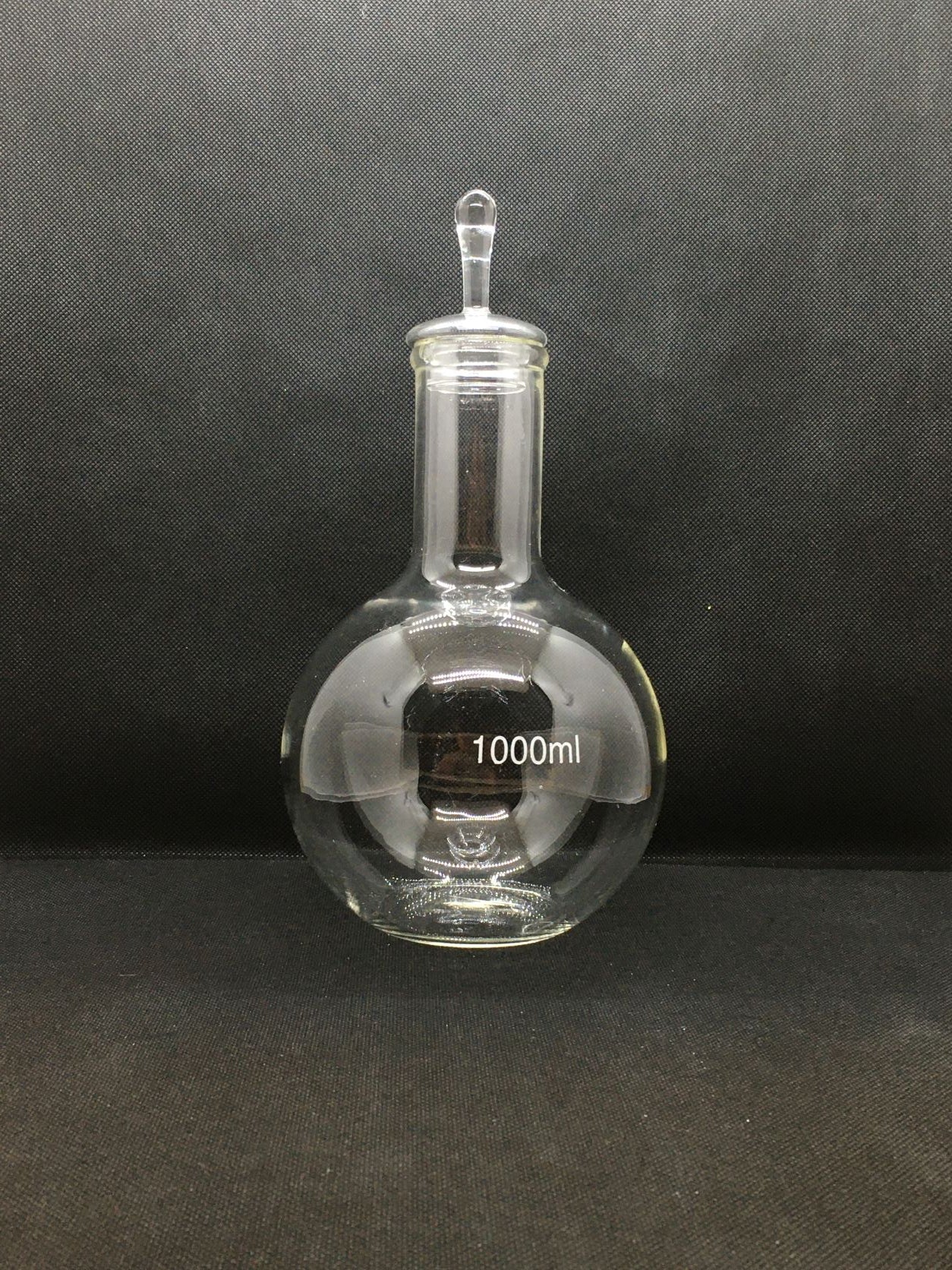 Bottiglia in vetro trasparente con scritta "1000 ml" con coperchio. Dimensioni: cm h 24 x ø 12 (diametro collo cm 3,6) Articolo per uso decorativo, gradazione approssimata. In negozio e online su tuttochic.it