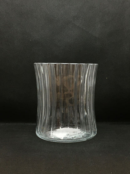 Vaso concavo in vetro a righe. Ideale come vaso portafiori basso o portacandele. Dimensioni: cm ø 12 x h 14 (diametro centro del vaso cm 9). In negozio e online su tuttochic.it