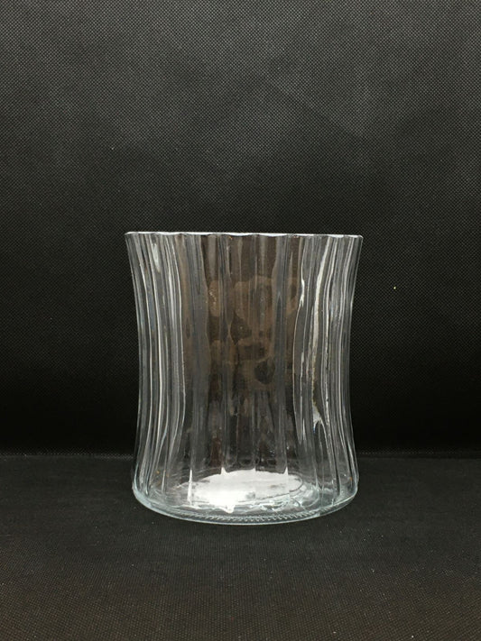 Vaso concavo in vetro a righe. Ideale come vaso portafiori basso o portacandele. Dimensioni: cm ø 12 x h 14 (diametro centro del vaso cm 9). In negozio e online su tuttochic.it