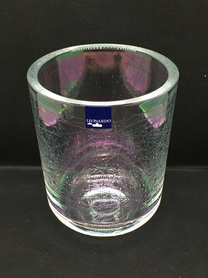Vaso portacandela in vetro con decoro iridescente. Dimensioni: ø cm 11,5 x 13,5 h , spessore vetro cm 1. In negozio e online su tuttochic.it
