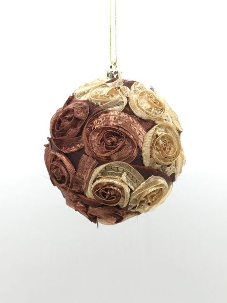 Pallina decorata con rose di tessuto di colore marrone e oro. Decorazione per albero di Natale. Dimensione: diametro mm 80. In negozio e online su tuttochic.it