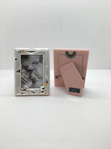 Set di 2 portafoto in silver decorato con retro in velluto di colore rosa di Mascagni Cornici. Dimensioni: 5 x 7,5 foto, 10 x 7,5 cornice. In negozio e online su tuttochic.it