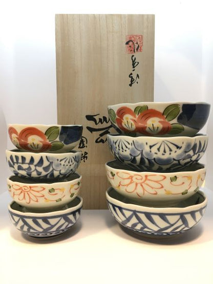 Set da 8 pezzi in porcellana giapponese Saiegawari  custoditi in una scatola in legno, composto da: 4 coppette grandi - dimensioni singola: cm Ø 12,5 x 4,5 4 coppette piccole - dimensioni singola: cm Ø 9 x 4. In negozio e online su tuttochic.it