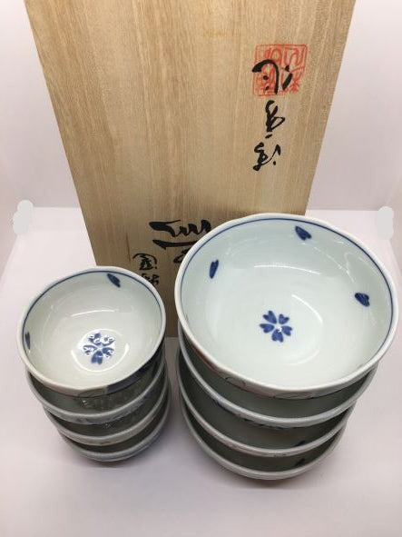 Set da 8 pezzi in porcellana giapponese Saiegawari  custoditi in una scatola in legno, composto da: 4 coppette grandi - dimensioni singola: cm Ø 12,5 x 4,5 4 coppette piccole - dimensioni singola: cm Ø 9 x 4. In negozio e online su tuttochic.it