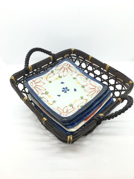 Set di 6 piattini in porcellana giapponese Saiegawari con cestino in vimini di colore nero. Dimensioni: piattino cm 14 x 14 - cestino cm 19, 5 x 25 (con manici) x 11,5 h (con manici). In negozio e online su tuttochic.it