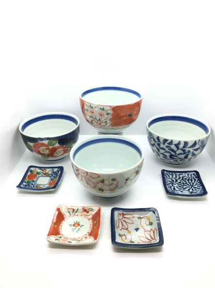 Set di 8 pezzi in porcellana giapponese Saiegawari, composto da 4 coppette + 4 piattini poggia bacchette. Dimensioni: coppetta Ø cm 12 x 8 h - piattino cm 7 x 7. In negozio e online su tuttochic.it