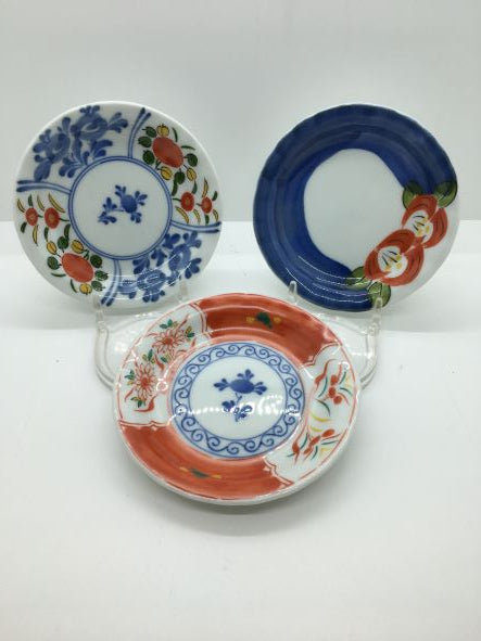Set di 3 piattini in porcellana giapponese decorata Saiegawari. Dimensioni: Ø cm 12 x 2 h. In negozio e online su tuttochic.it
