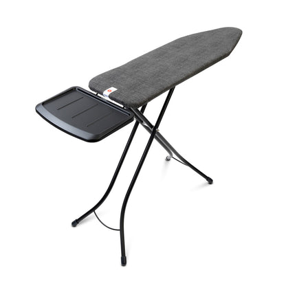 Robusto tavolo da stiro con supporto in metallo per ferro da stiro con caldaia.  - regolabile a 7 altezze (75 - 98 cm). fodera 100% cotone di colore nero, con strato di spugna elastica e telaio laccato nero. Dimensioni Altezza: 159 cm Lunghezza: 7 cm Larghezza : 48,5 cm Peso: 8 Kg. In negozio e online su tuttochic.it