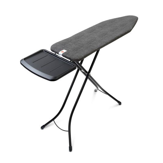 Robusto tavolo da stiro con supporto in metallo per ferro da stiro con caldaia.  - regolabile a 7 altezze (75 - 98 cm). fodera 100% cotone di colore nero, con strato di spugna elastica e telaio laccato nero. Dimensioni Altezza: 159 cm Lunghezza: 7 cm Larghezza : 48,5 cm Peso: 8 Kg. In negozio e online su tuttochic.it