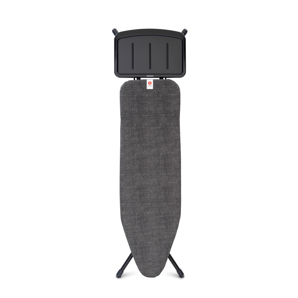 Robusto tavolo da stiro con supporto in metallo per ferro da stiro con caldaia.  - regolabile a 7 altezze (75 - 98 cm). fodera 100% cotone di colore nero, con strato di spugna elastica e telaio laccato nero. Dimensioni Altezza: 159 cm Lunghezza: 7 cm Larghezza : 48,5 cm Peso: 8 Kg. In negozio e online su tuttochic.it