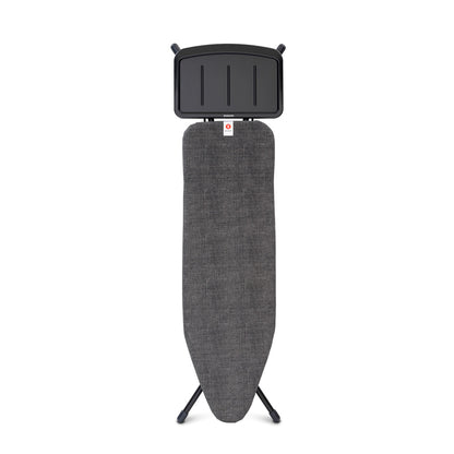 Robusto tavolo da stiro con supporto in metallo per ferro da stiro con caldaia.  - regolabile a 7 altezze (75 - 98 cm). fodera 100% cotone di colore nero, con strato di spugna elastica e telaio laccato nero. Dimensioni Altezza: 159 cm Lunghezza: 7 cm Larghezza : 48,5 cm Peso: 8 Kg. In negozio e online su tuttochic.it