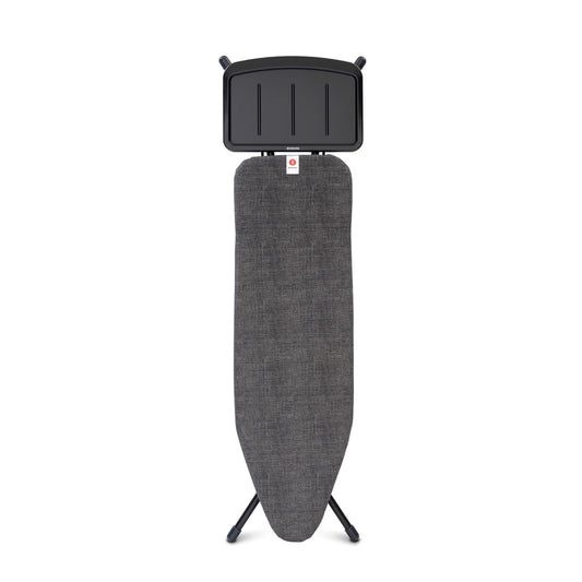 Robusto tavolo da stiro con supporto in metallo per ferro da stiro con caldaia.  - regolabile a 7 altezze (75 - 98 cm). fodera 100% cotone di colore nero, con strato di spugna elastica e telaio laccato nero. Dimensioni Altezza: 159 cm Lunghezza: 7 cm Larghezza : 48,5 cm Peso: 8 Kg. In negozio e online su tuttochic.it