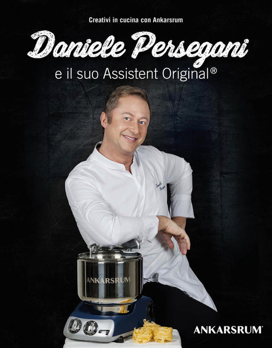 Il nuovissimo libro di Daniele Persegani che ci porta alla scoperta di uno degli strumenti di cucina più amati l'impastatrice Ankarsrum Assistent. In negozio e online su tuttochic.it