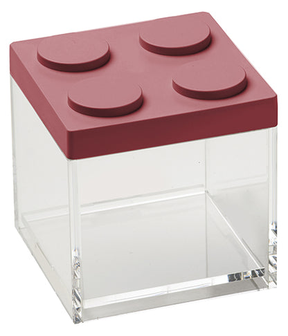 Barattolo contenitore ermetico in acrilico trasparente con coperchio in stile Lego, assemblabili e modulabili. Utilizzabili non solo in cucina, lavabili in lavastoviglie, idonei al contatto alimentare. Dimensione: cm.10 x 10 x h 10,5 Capacità: lt. 0,5 Colore: rosso Made in Italy