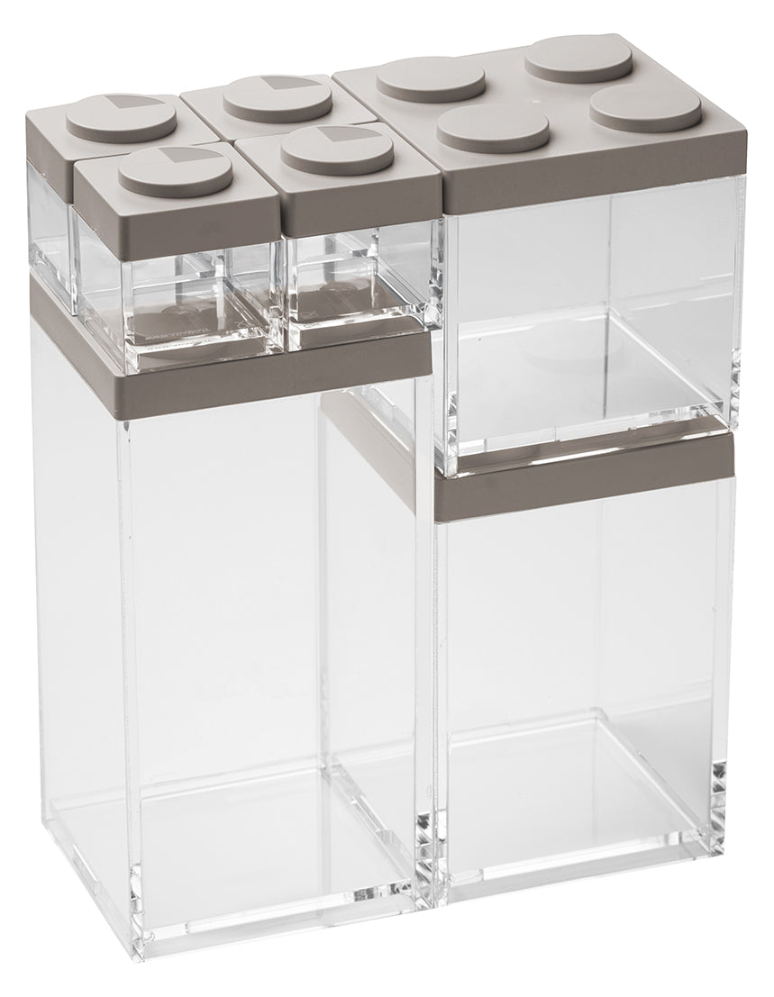 Barattolo contenitore ermetico in acrilico trasparente con coperchio in stile Lego, assemblabili e modulabili. Utilizzabili non solo in cucina, lavabili in lavastoviglie, idonei al contatto alimentare. Dimensione: cm.10 x 10 x h 15,5 Capacità: lt.1 Colore: tortora Made in Italy