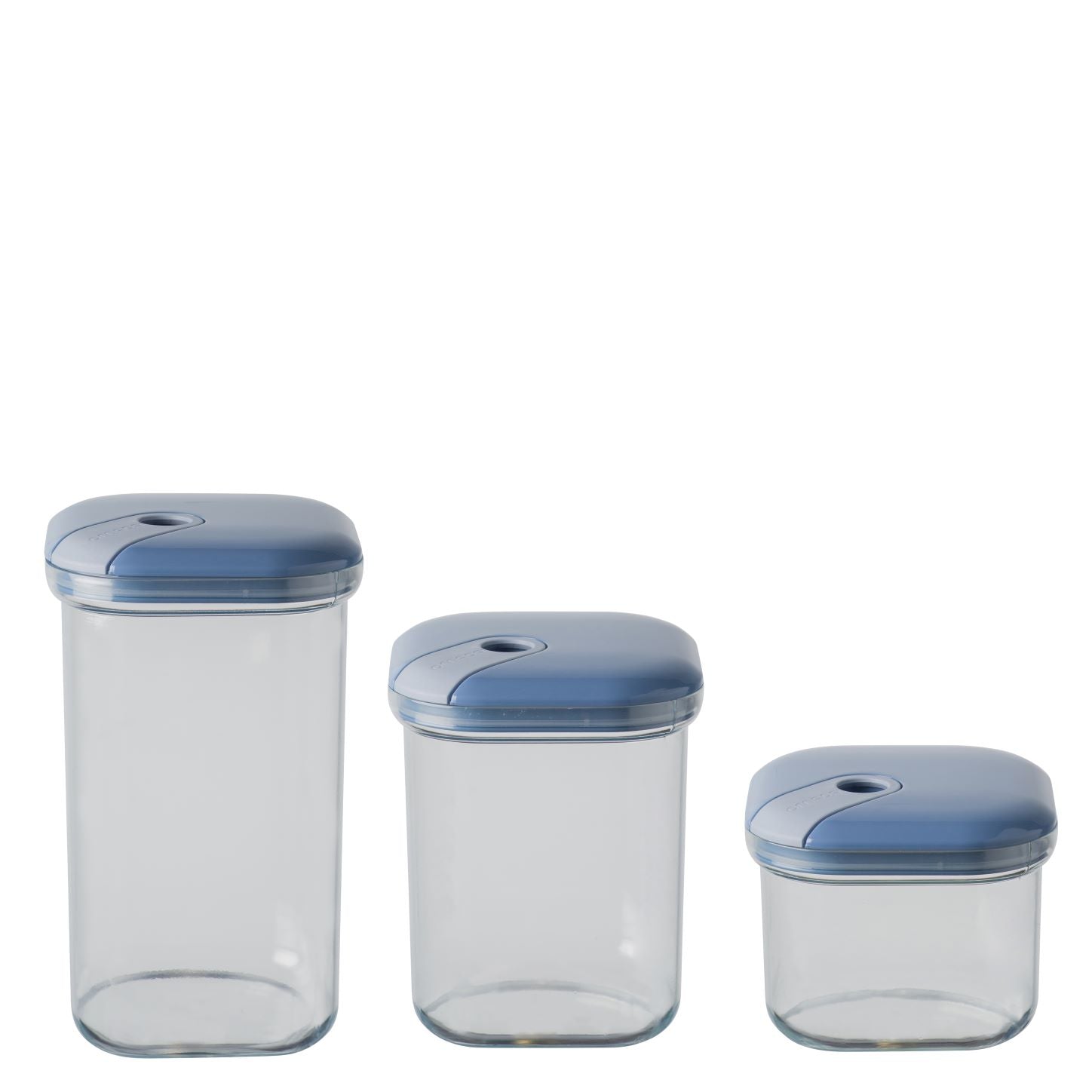 Set di 3 barattoli ermetici quadrati in plastica trasparente per alimenti con coperchio di colore blu avio. Tre diverse capacità per conservare alimenti secchi e godere di una dispensa sempre in ordine e colorata. Lavabile in lavastoviglie max 55° Made in Italy. In negozio e online su tuttochic.it