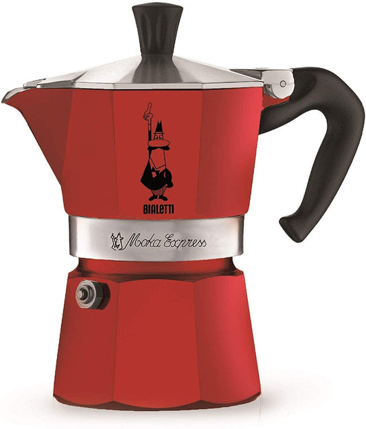 Caffettiera in alluminio da 3 tazze di colore rosso. Caratteristiche tecniche Materiale corpo: alluminio verniciato color rosso Materiale manico: termoplastico Materiale pomolo: termoplastico Valvola di sicurezza easy-clean. Non idonea all'uso su piastra induzione Capacità: 130 ml. In negozio e online su tuttochic.it