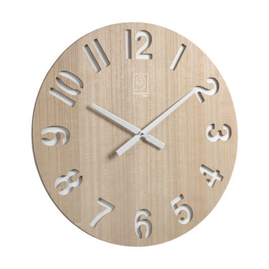 Orologio da parete in legno impiallacciato di colore rovere. Dimensioni: diametro cm 60. Funzionamento a batteria stilo (inclusa). In negozio e online su tuttochic.it