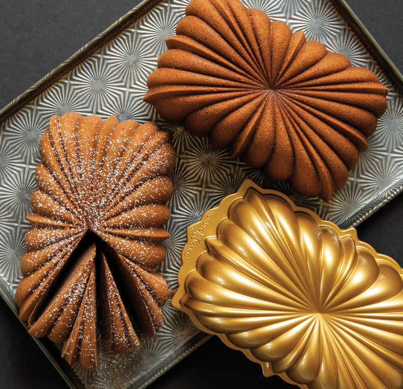 Stampo per torta "Fluted Loaf" della serie Classic Collection .Lo stampo Bundt per le occasioni importanti, per un'eleganza sopra le righe.• Rivestimento interno antiaderente• Consigliabile il lavaggio a mano con un detergente delicato• In negozio e online su tuttochic.it