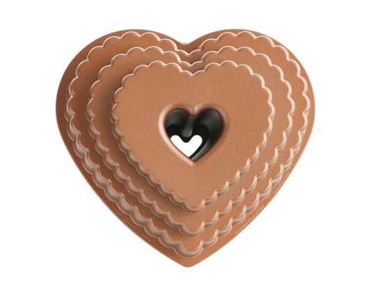 Stampo per Bundt Tiered Heart della serie Spring & Summer Collection Fare una ciambella a forma di cuore molto speciale con questa bella teglia a più livelli. In negozio e online su tuttochic.it