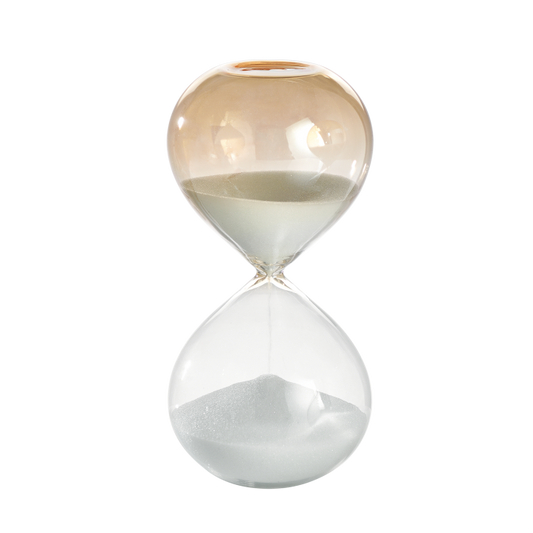 Clessidra in vetro bicolore (trasparente/ambrato) e sabbia bianca con durata di 15 minuti. Dimensioni: cm Ø 7,5 x 15 h. In negozio e online su tuttochic.it