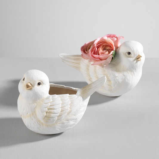 Set di 2 vasi in resina a forma di uccellino. (senza fiori) Dimensioni: cm 15,5x9x12 / 18,5x9x11,5 h. In negozio e online su tuttochic.it