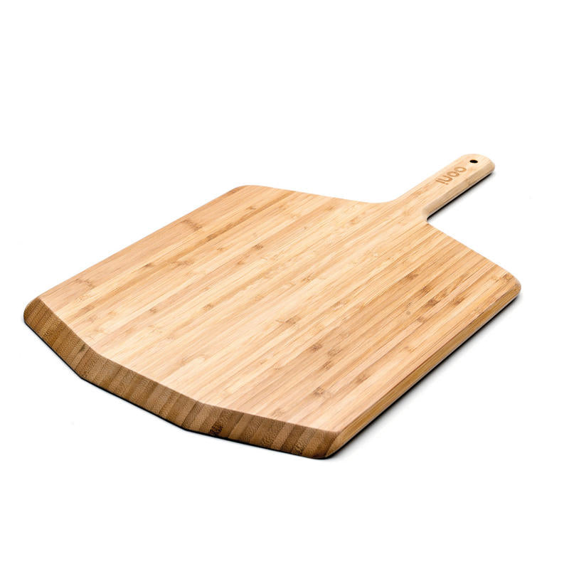 Pala classica in legno utile come piano per impastare la tua pizza e farla scorrere nel forno facilmente. Il bordo sottile la rende maneggevole e facile da sollevare. Adatta anche come tagliere per affettare e servire. • Materiale: Bamboo• Dimensioni: 58 x 36 x 2 cm• Peso: 1,3 Kg