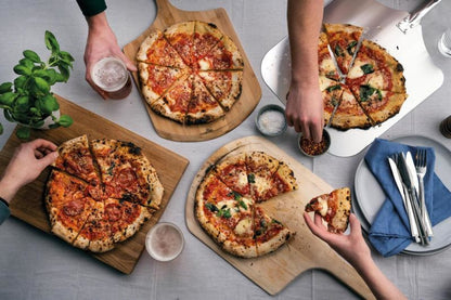 Forno portatile alimentato a pellet di legno e in grado di cucinare l’autentica pizza cotta su pietra, con i sapori del forno a legna, in qualsiasi spazio all’aperto. In negozio e online su tuttochic.it