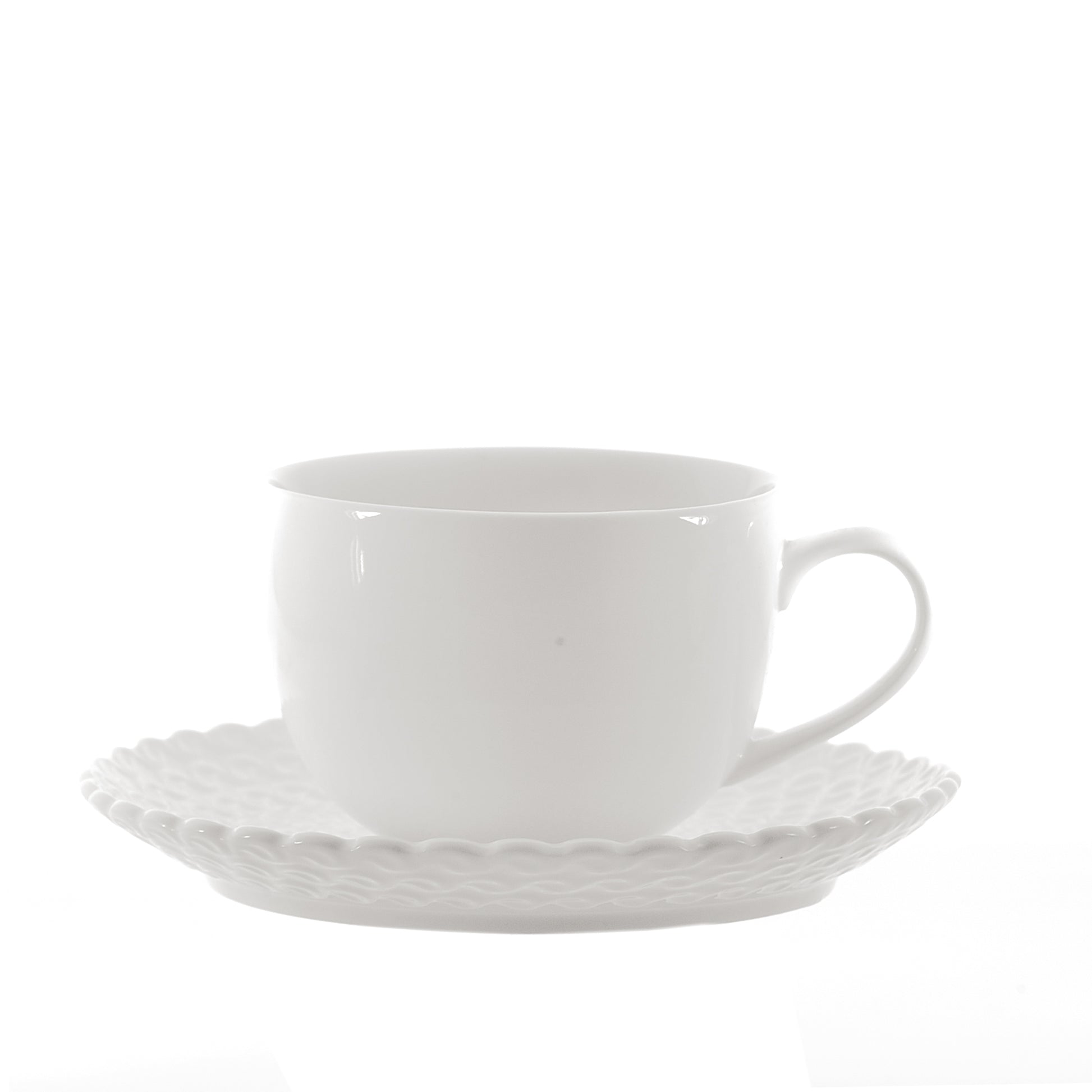 Set di 6 tazze tè con piattino in porcellana bianca. Bordi smerlati su piatti, vassoi, piattini, bowl della linea Momenti, per dare un tocco di eleganza ad ogni apparecchiatura. In negozio e online su tuttochic.it