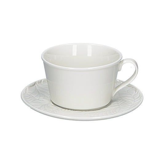 Set di 6 tazze da tè con piattino in porcellana bianca. Capacità: 180 cc Dimensioni con piattino: cm ø 15 x 6,5 h Lavabile in lavastoviglie Utilizzabile in microonde Utilizzabile in forno tradizionale. In negozio e online su tuttochic.it