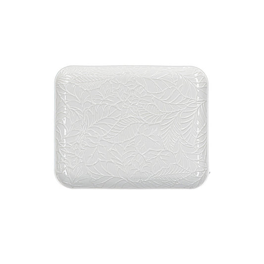 Vassoio in porcellana bianca lavorata. Dimensioni: cm 20x24,5xh2. Utilizzabile in forno a microonde Lavabile in lavastoviglie. In negozio e online su tuttochic.it