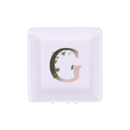 Piattino quadrato in porcellana "Adorato" con iniziale decorata. Dimensioni: cm 10 x 10 x h1,5 Lavare a mano.