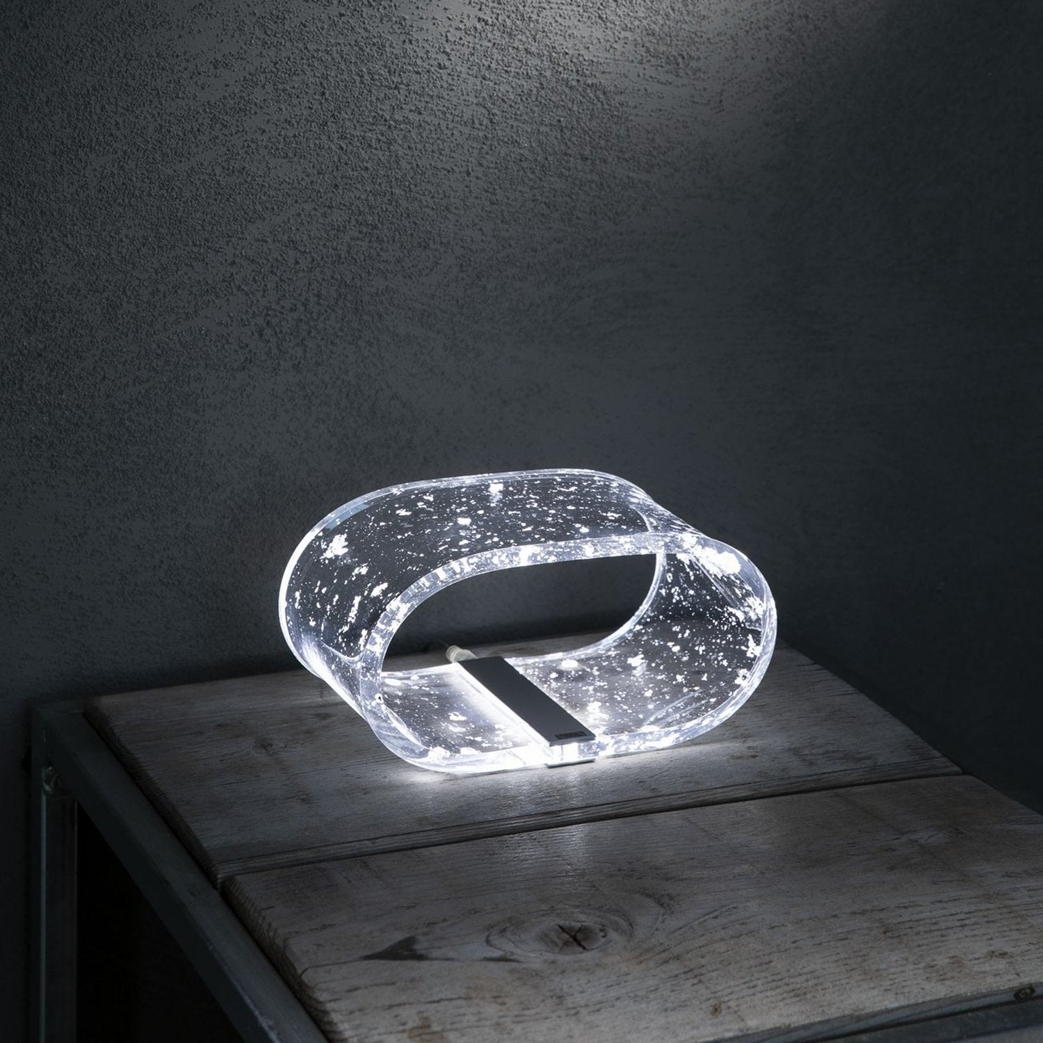 Lampada piccola  Future è in cristallo acrilico con all’interno inserti di foglie argento Vesta Home. In negozio e online su tuttochic.it