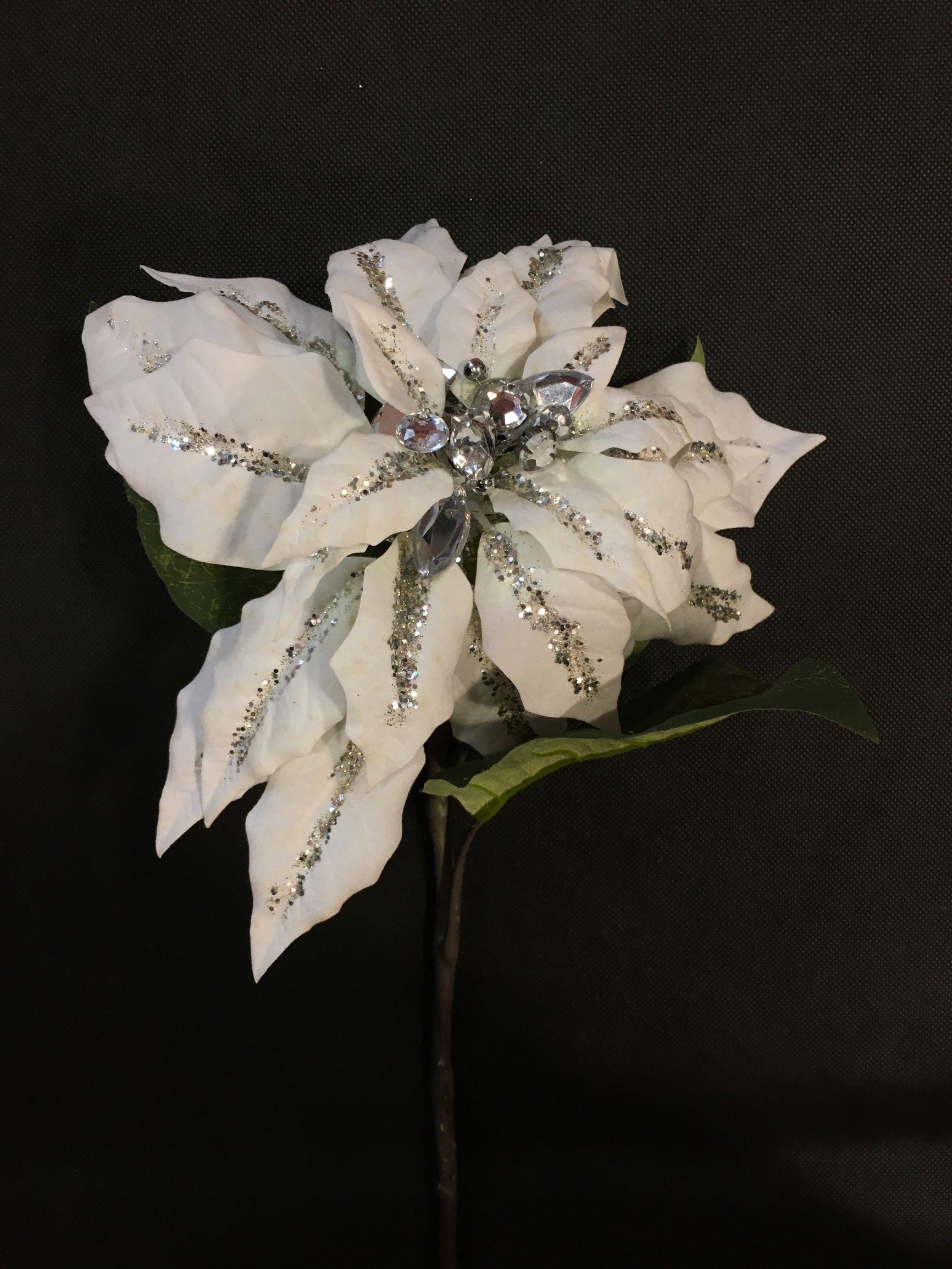 Fiore stella di natale con petali vellutati e con applicazioni di strass in acrilico colorato. Dimensioni: altezza cm 66. In negozio e online su tuttochic.it