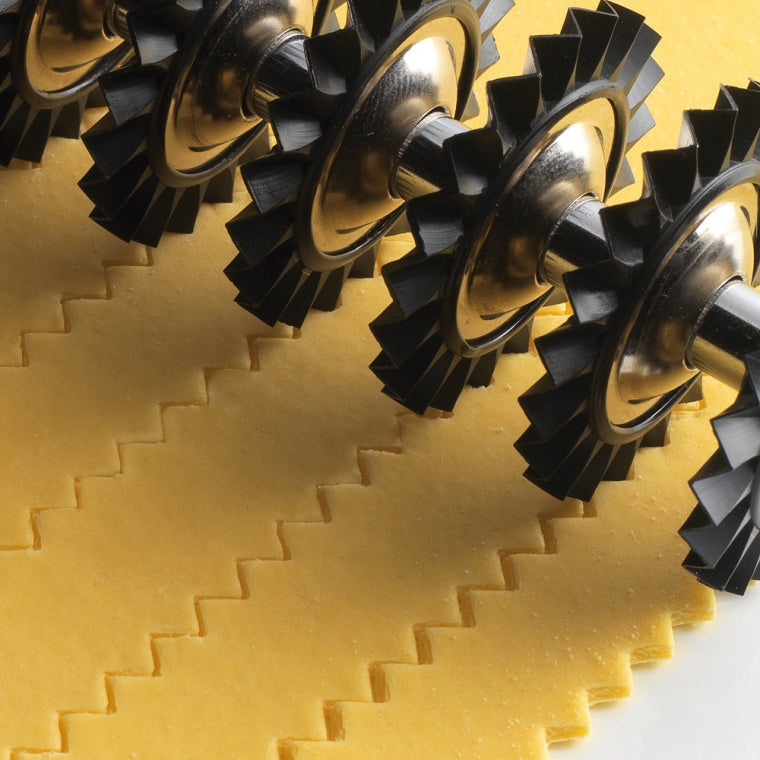 Il versatile e robusto tagliapasta Pastabike è dotato di 9 rotelline che donano alla sfoglia un piacevole bordo a zig-zag. Per tagliare impasti dolci e salati, secondo la larghezza desiderata, le rotelline, realizzate in resina acetalica, possono essere facilmente sfilate. In negozio e online su tuttochic.it