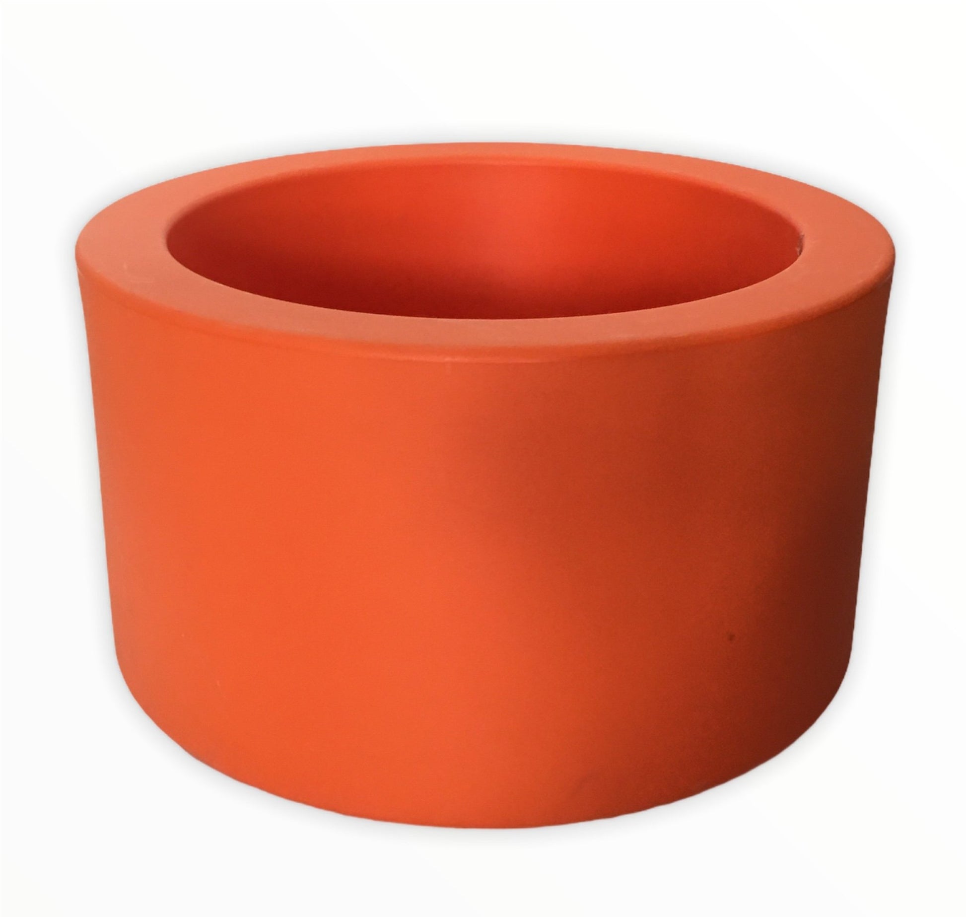 Fioriera in polietilene stampato tonda di colore arancio, con riserva d'acqua. Dimensioni: diametro esterno cm 45,5 x 28 h, diametro interno cm 35,5 x 22,5 h