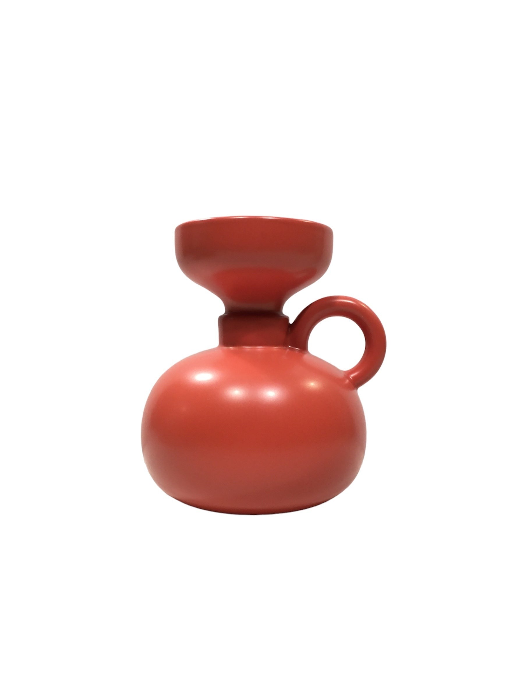 Vaso in ceramica di colore rosso. Dimensioni: 18,5 X 17 X H 20 cm. In negozio e online su tuttochic.it