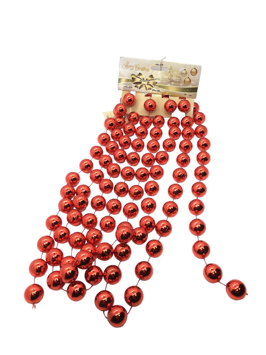 Festone di perle, ideale per addobbare alberi natalizi o da usare come decorazione in festoni, ghirlande e molto altro ancora. Caratteristiche: festone lungo 2,7 metri, diametro perlina mm 18, colore rosso lucido. In negozio e online su tuttochic.it
