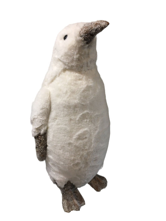 Pinguino in peluche bianco. Dimensioni: cm 25 x 23 x 59 h Articolo decorativo non è un giocattolo. Tenere fuori dalla portata dei bambini. In negozio e online su ututtochic.it