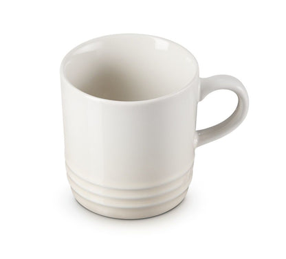 questa tazza mug è l’ideale per gustare comodamente e con stile un caffè americano o un latte macchiato. Capacità: 0.35 L Lunghezza: 12.7 cm Profondità: 9.2 cm Altezza: 9.4 cm. In negozio e online su tuttochic.it