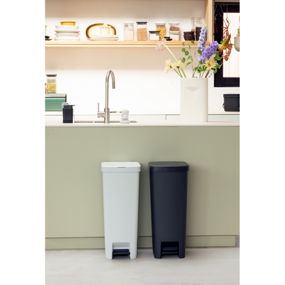 Pattumiera a pedale di colore grigio chiaro StepUp 40 litri . Realizzata con il 91% di materiale riciclato ed ideata per il riciclaggio dei rifiuti. 10 anni di utilizzo & Garanzia. Dimensioni Altezza: 66,6 cm Lunghezza: 35,2 cm Larghezza : 28 cm Capacità (lt.): 40 litri. In negozio e online su tuttochic.it