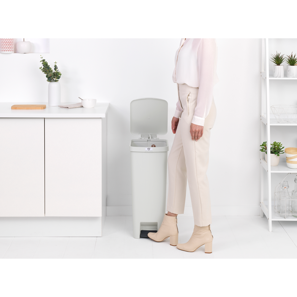 Pattumiera a pedale di colore grigio chiaro StepUp 40 litri . Realizzata con il 91% di materiale riciclato ed ideata per il riciclaggio dei rifiuti. 10 anni di utilizzo & Garanzia. Dimensioni Altezza: 66,6 cm Lunghezza: 35,2 cm Larghezza : 28 cm Capacità (lt.): 40 litri. In negozio e online su tuttochic.it